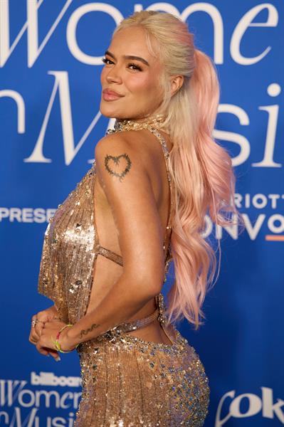 Karol G recibió este jueves el premio a la mujer del año en los galardones Billboard Women in Music,
