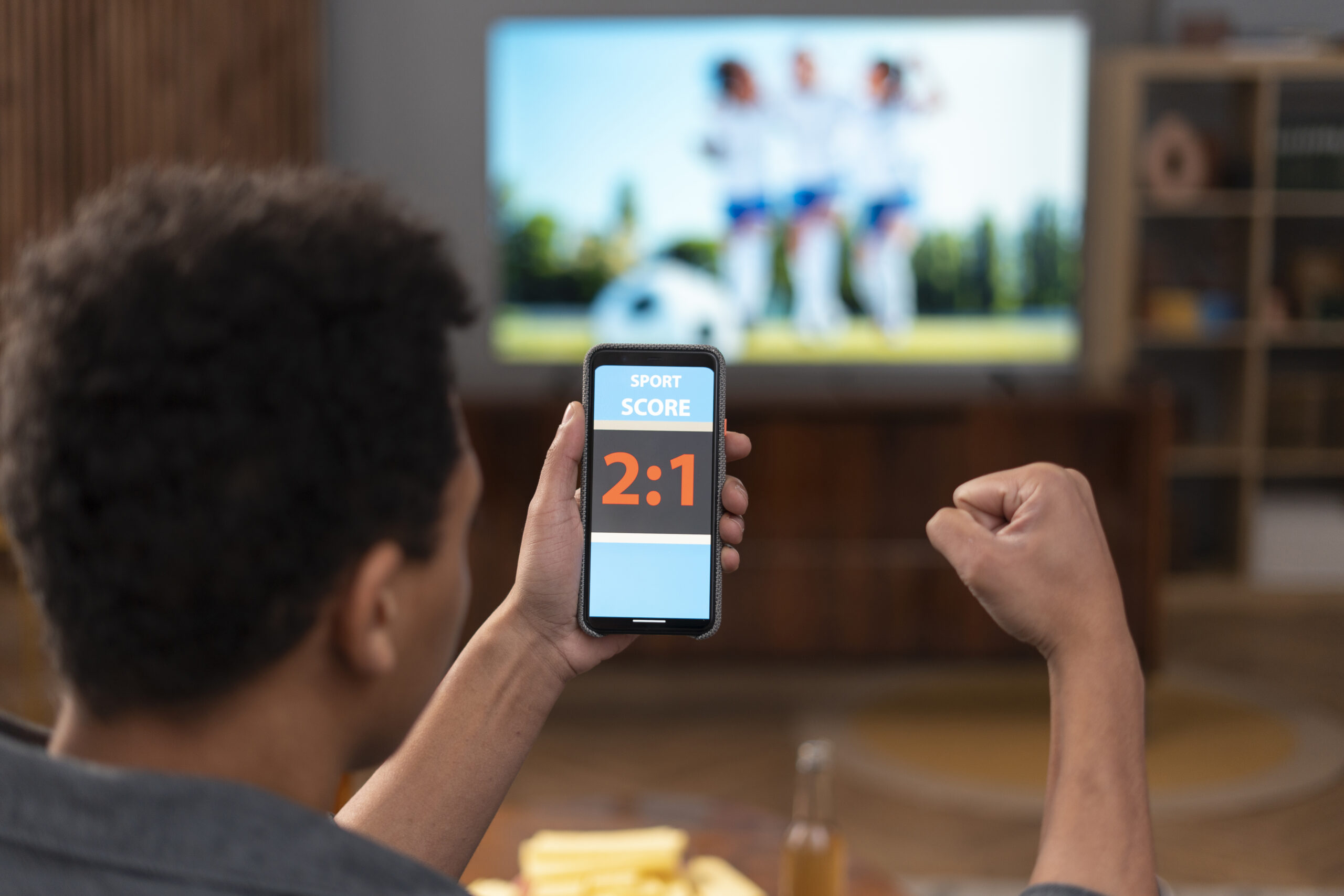 La LigaPro demandó a plataformas de streaming que retransmiten partidos del fútbol ecuatoriano. Foto Referencia FreePik
