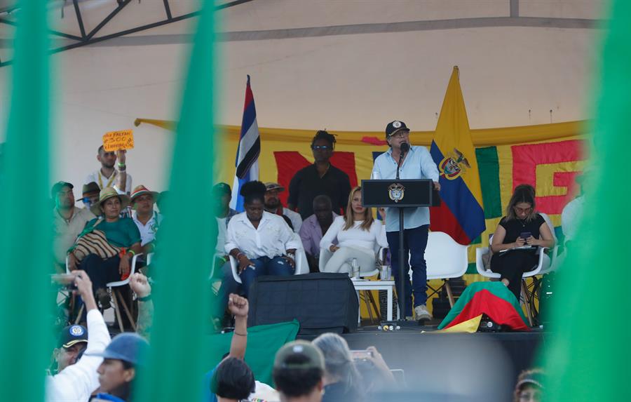 El presidente colombiano, Gustavo Petro, aseguró este martes que "muchos de los que se oponen" a la asamblea constituyente propuesta por él lo hacen porque son "amantes de la gobernanza paramilitar"