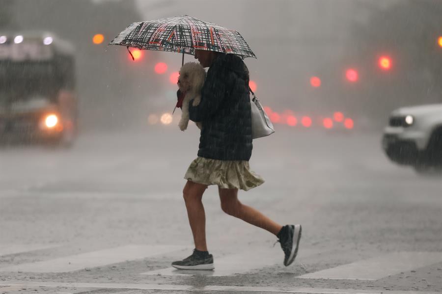 . La capital argentina, Buenos Aires, y la provincia homónima amanecieron este miércoles con alerta por fuertes tormentas y vientos, que han causado daños materiales y la cancelación de vuelos en los principales aeropuertos. El Servicio Meteorológico Nacional (SMN) elevó a naranja la alerta por tormenta, que implica lluvias intensas con caída de 50 a 90 milímetros de agua con ráfagas de más de 90 kilómetros por hora y caída de granizo y alerta amarilla por vientos de 30 a 70 kilómetros por hora con ráfagas de más de 100 kilómetros por hora. EFE