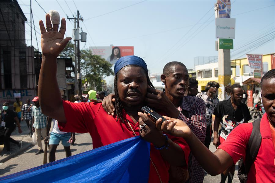 Manifestantes protestan contra el primer ministro de Haití, Ariel Henry, este martes en Puerto Príncipe (Haití).