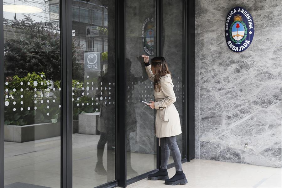 El Gobierno de Colombia ordenó este miércoles la expulsión de diplomáticos de la Embajada de Argentina en respuesta a nuevas declaraciones del presidente de ese país, Javier Milei, quien tildó de "asesino terrorista" a su homólogo colombiano, Gustavo Petro, en una entrevista con el canal CNN en Español. EFE