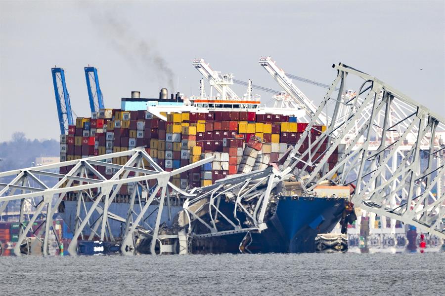 El presidente de Estados Unidos, Joe Biden, ordenó reconstruir el puente colapsado este martes