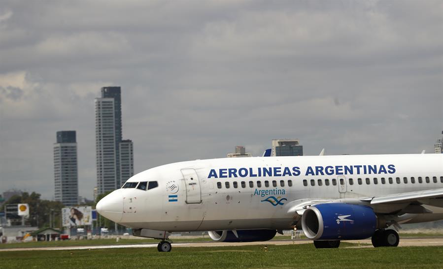 gentina inició acciones diplomáticas contra Venezuela después de que el Gobierno de Nicolás Maduro prohibiera que las aeronaves argentinas puedan sobrevolar el espacio aéreo venezolano, informaron este martes fuentes oficiales. Según explicó el portavoz presidencial argentino, Manuel Adorni, en su habitual rueda de prensa en la Casa Rosada (sede del Gobierno), "Argentina no se va a dejar extorsionar por los amigos del terrorismo". EFE