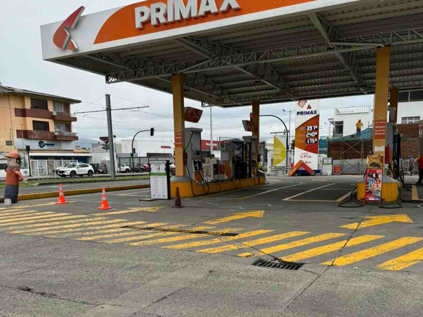 Las gasolineras de Cuenca permanecen cerradas y sin servicio de despacho de combustible la tarde de este viernes, 22 de marzo de 2024.