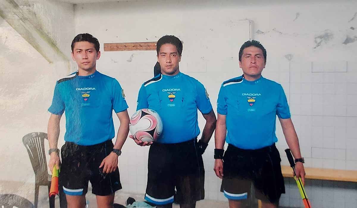 El árbitro cuencano Juan Cruz (c) pitó en primera división del fútbol ecuatoriano.