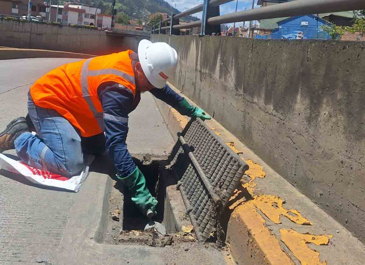 La limpieza de sumideros en Cuenca esta a cargo del personal de ETAPA EP.