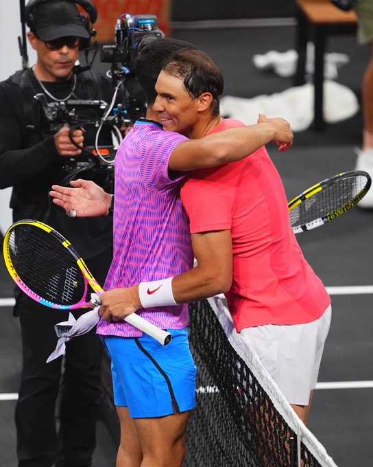 El tenista español Carlos Alcaraz venció a Rafael Nadal tras 6 bolas de partido en un maratón en Las Vegas en Estados Unidos.