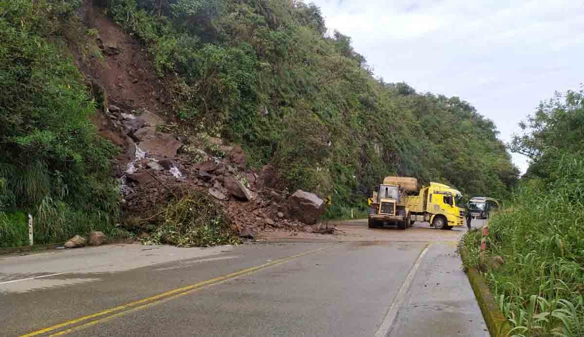 Limpieza de la vía Cuenca – Molleturo – El Empalme a cargo de la Prefectura de Azuay.