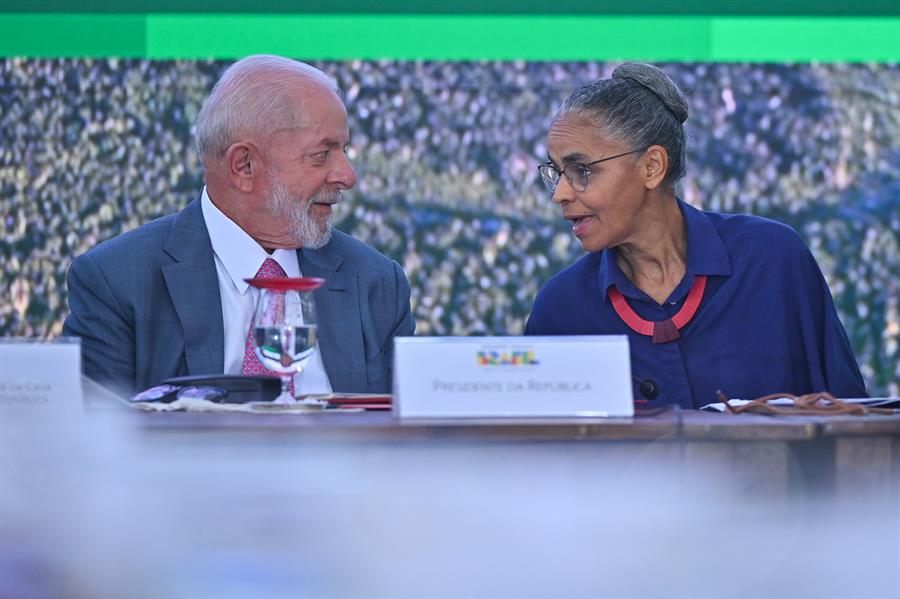 El presidente de Brasil, Luiz Inácio Lula da Silva, presentó este martes un nuevo programa de combate a la deforestación de la Amazonía, mediante el cual se ofrecerá apoyo financiero a los municipios que se sumen a la protección del bioma. "El problema de la desforestación no es del Gobierno, es de todo el Estado brasileño", y combatirlo "es una responsabilidad de todos", declaró Lula en una ceremonia que congregó a decenas de alcaldes de municipios amazónicos. EFE