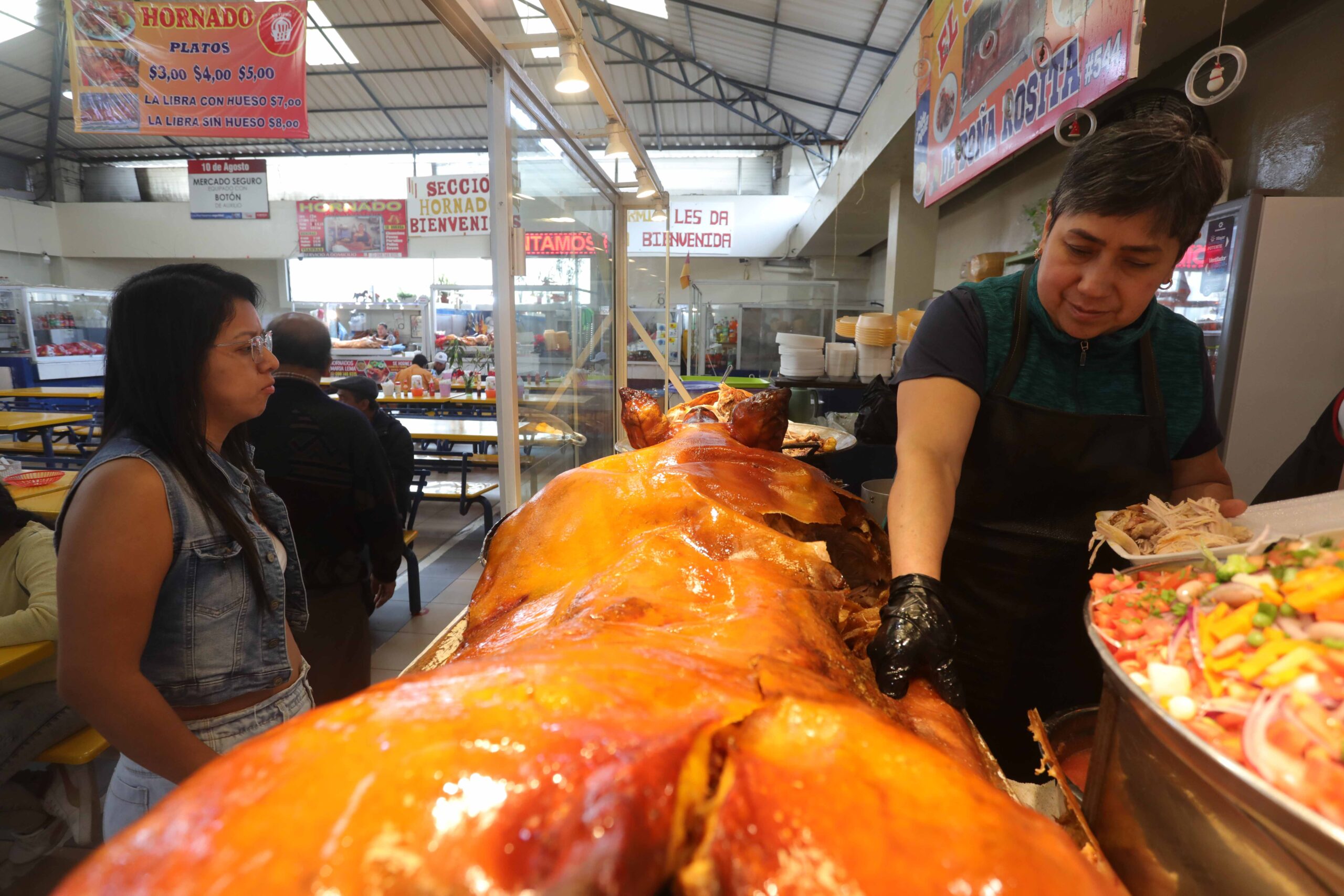 Los comerciantes de la sección de comidas del mercado 10 de Agosto son los primeros beneficiarios del proyecto “Mercados gastronómicos turísticos”. XCA