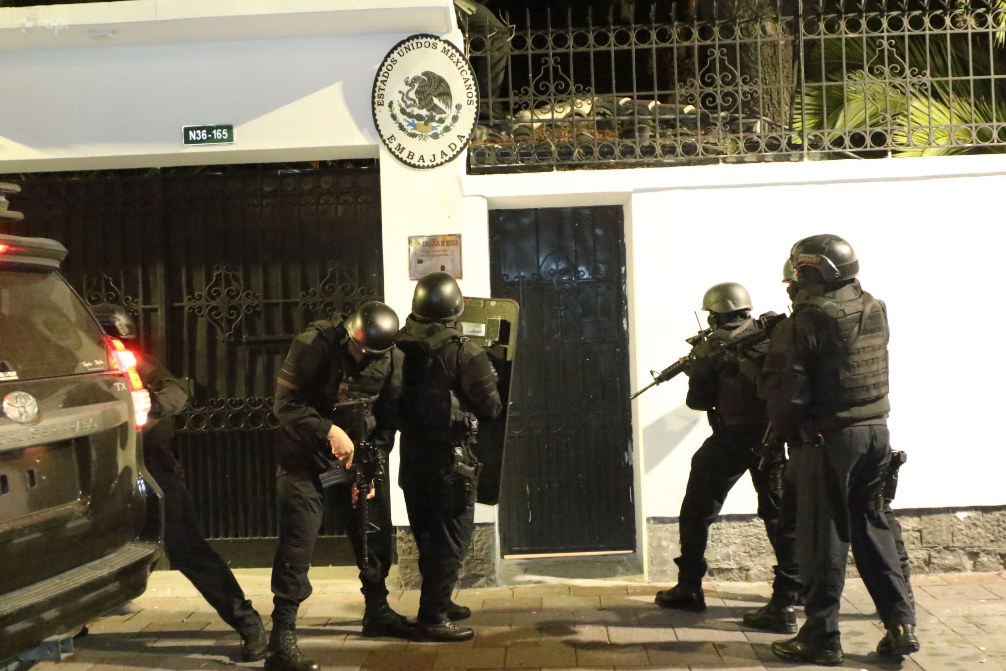 Un grupo de policías de Ecuador irrumpió la noche de este viernes en la embajada de México, en Quito y detuvo al exvicepresidente Jorge Glas.