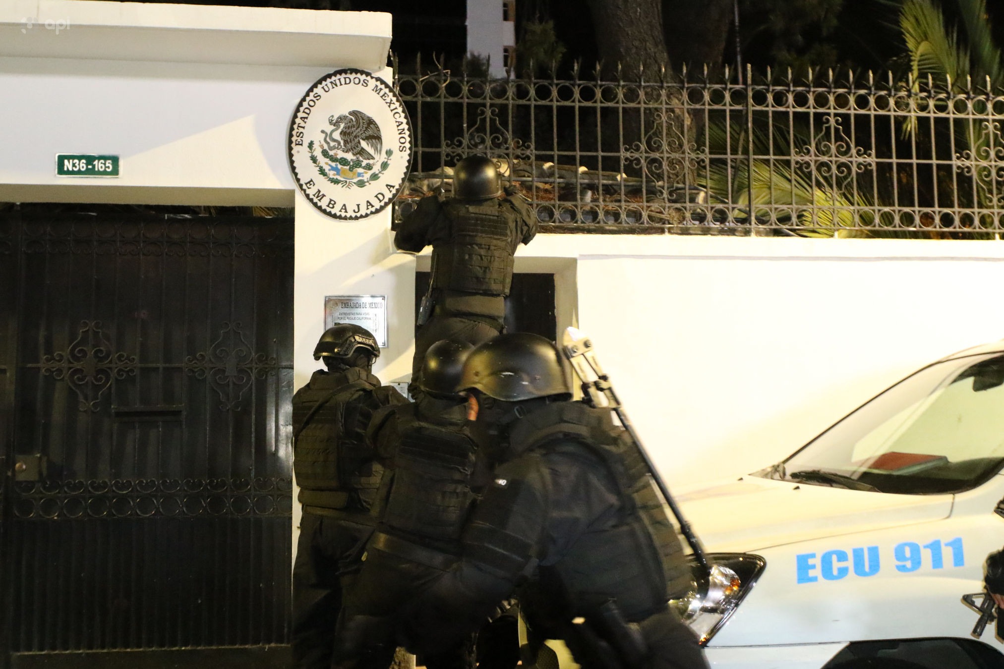 El gobierno de México difundió este martes 9 de abril de 2024 el video en el que se muestra el ingreso de policías de Ecuador a su embajada en Quito