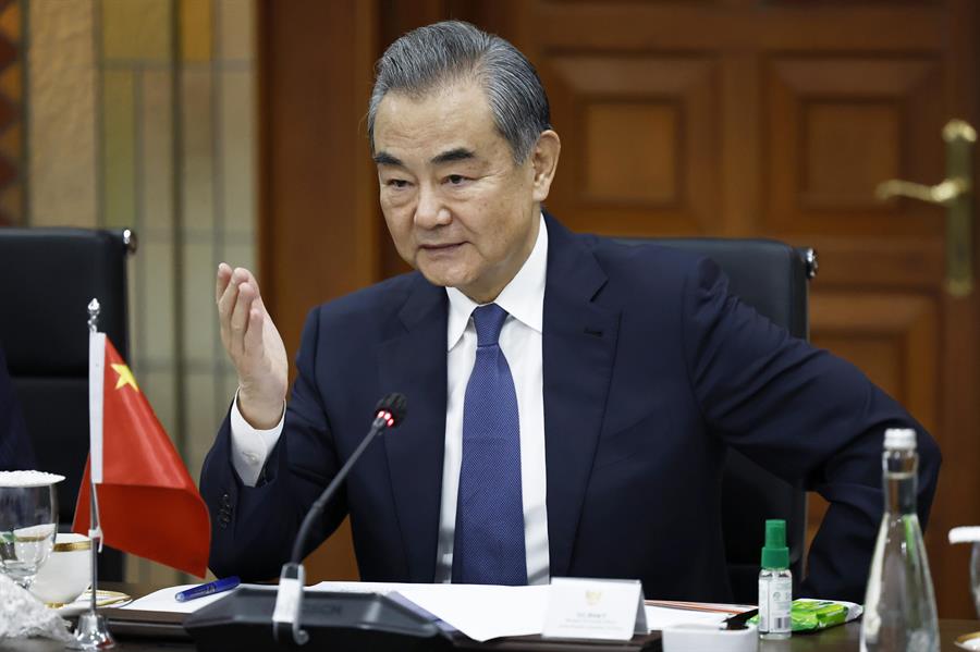 "Esperamos que Estados Unidos cambie sus hábitos arrogantes y coopere como un miembro corriente de la ONU" en la aplicación del alto el fuego expresado en la resolución 2728, dijo Wang