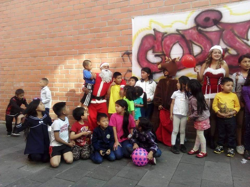 Un grupo de amigos preparan actividades para reunir fondos para la Navidad.