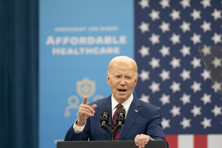 Portavoces de la campaña del demócrata Joe Biden criticaron una publicación que hizo Donald Trump en su red social Truth, en la que colgó un video de unos 20 segundos donde se observa una camioneta con una imagen del actual presidente de EE.UU. atado de pies y manos. EFE