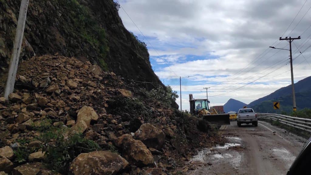 En el kilómetro 54 de la vía Cuenca – Molleturo – El Empalme quedó un carril habilitado para el paso provisional de los vehículos.