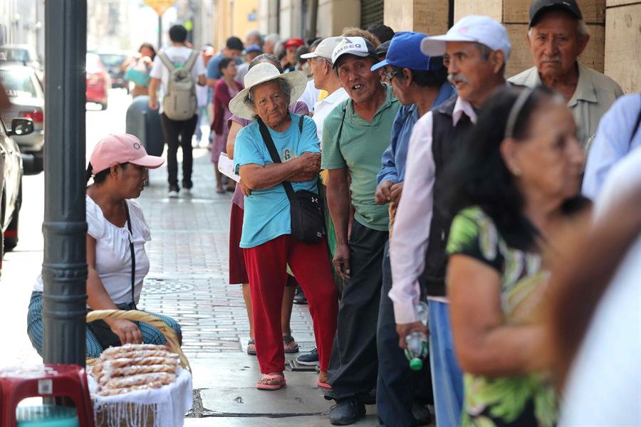 Jubilados hacen fila para ser atendidos en una oficina del Fondo Nacional de Vivienda (FONAVI), el 12 de abril de 2024 en Lima (Perú). Los mayores de 65 años en Perú, edad fijada para la jubilación, no pueden dejar de trabajar, porque el 64 % de ellos no tiene acceso a un sistema de pensión, o, si cuentan con él, el monto que perciben no es suficiente para cubrir sus necesidades básicas. EFE