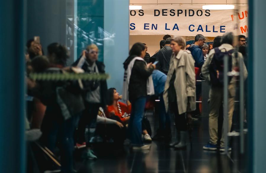 La Asociación de Trabajadores del Estado (ATE) afronta este miércoles una jornada con asambleas, marchas y "tomas de edificios" como protesta por los despidos masivos en el sector público ejecutados por el Gobierno de Javier Milei. EFE