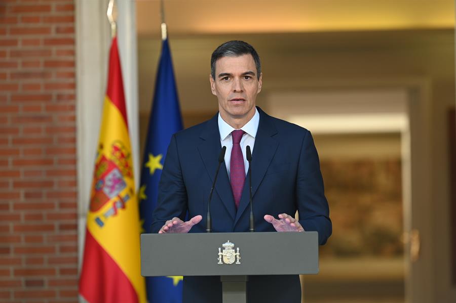 El presidente del Gobierno, Pedro Sánchez, durante su comparecencia institucional en La Moncloa, en la que ha comunicado este lunes que ha decidido seguir al frente del Ejecutivo "con más fuerza si cabe" tras el periodo de reflexión que se ha tomado en los últimos días ante lo que considera una campaña de acoso y derribo contra él y contra su esposa. EFE