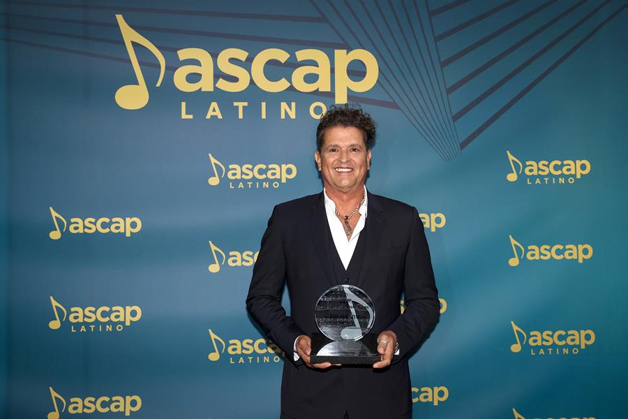 El cantante colombiano Carlos Vives posa con su premio Fundadores durante la ceremonia de entrega de premios de la Sociedad Americana de Compositores, Autores y Editores (ASCAP) este martes, en el Vizcaya Museum & Gardens en Miami, Florida (EE. UU). Carlos Vives entró este martes a un prestigioso club de la música mundial al ser reconocido, en Miami, con el máximo premio de la Sociedad Americana de Compositores, Autores y Editores (ASCAP), el premio Fundadores, el que dedicó "a todos los que crean música para unir al mundo". EFE