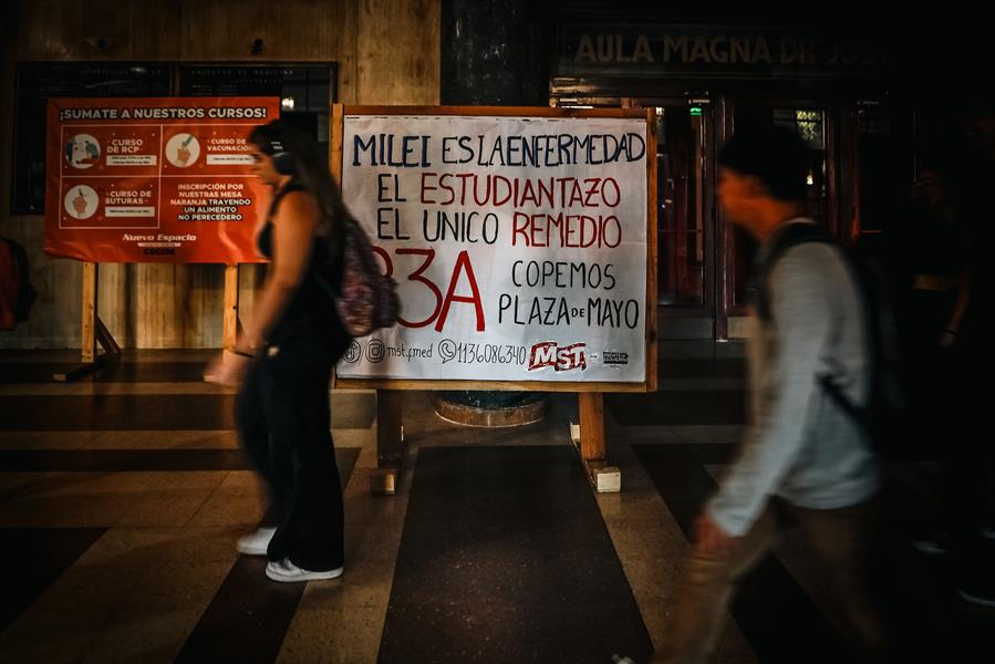 Jóvenes asisten a la Universidad de Medicina la cual se encuentra a oscuras por falta de presupuesto, el 19 de abril de 2024 en Buenos Aires (Argentina). Las luces no funcionan en ninguna planta de la sede de la Facultad de Medicina de la Universidad de Buenos Aires (UBA), una de las más prestigiosas de Latinoamérica y de la que depende una amplia red de hospitales y clínicas que atienden a decenas de miles de pacientes. EFE
