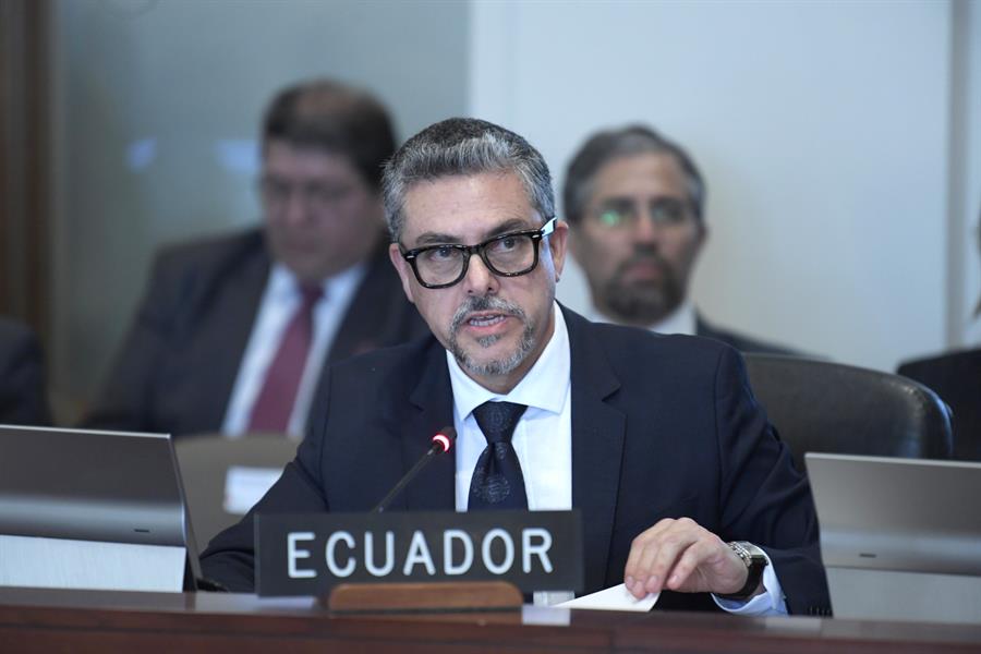 El viceministro de Movilidad Humana de Ecuador, Alejandro Dávalos, habla durante una reunión del Consejo Permanente de la Organización de los Estados Americanos (OEA) celebrada este martes en la sede del organismo en Washington (Estados Unidos).