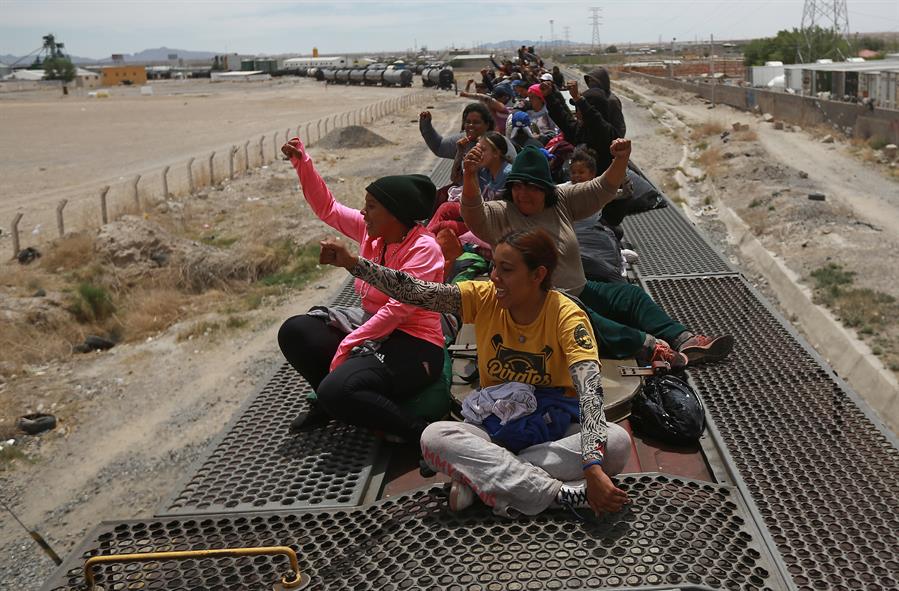 Un millar de migrantes, que esta semana llegaron a la mexicana Ciudad Juárez en el tren conocido como ‘La Bestia’, deambulan a lo largo de 10 kilómetros del río Bravo que hace la frontera entre Juárez y El Paso, Texas, con la esperanza de pasar hacia Estados Unidos. EFE