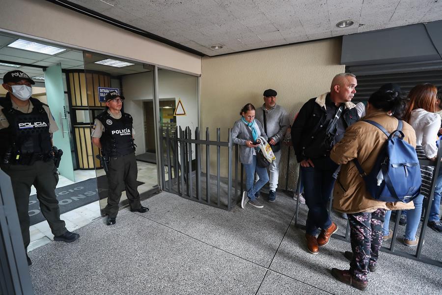 Cerca de 475.000 venezolanos se pueden ver eventualmente afectados por el cierre de sus sedes diplomáticas en Ecuador.
