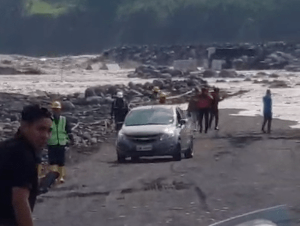 El cierre de la vía Macas – Puyo se dio por el aumento del caudal en el río Upano.