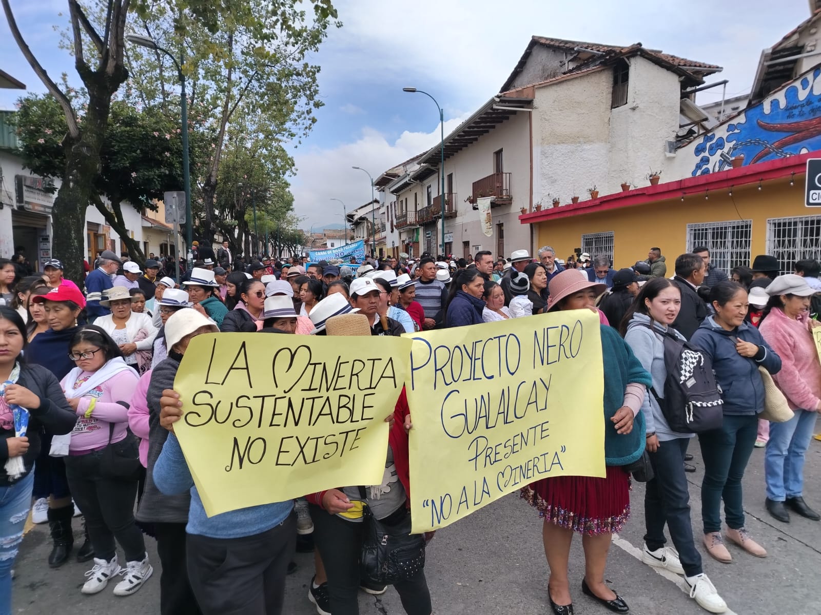 Organizaciones sociales de Azuay marcharon por el agua en Cuenca este miércoles 24 de abril de 2024.