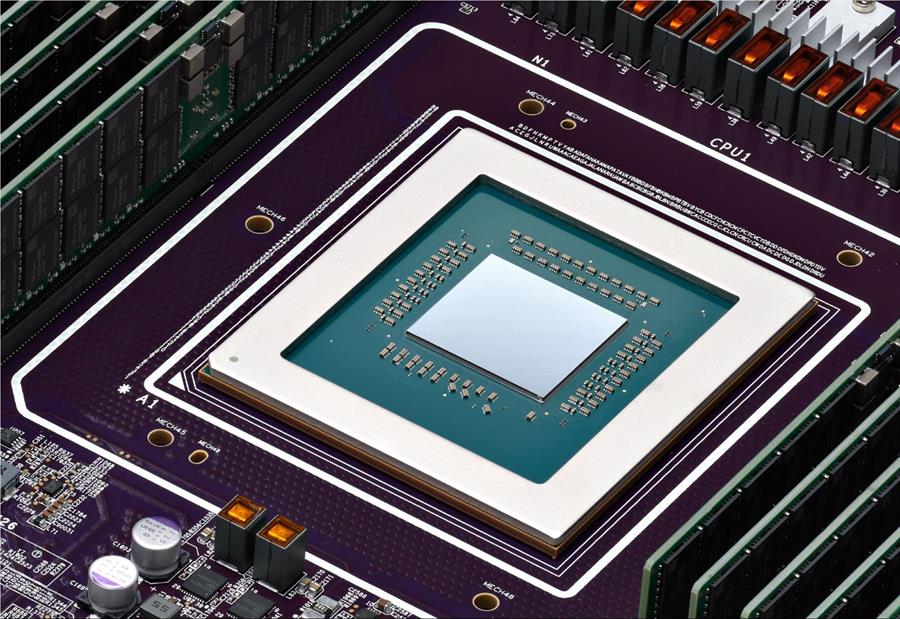 Fotografía cedida por Google donde se muestra a Axion, su primera unidad central de procesamiento (CPU) personalizada basada en Arm, su último esfuerzo para competir con chips similares de sus rivales Amazon y Microsoft, según anunció este martes. La nueva CPU basada en Arm de Google, bautizada Axion, se utilizará para respaldar el trabajo de inteligencia artificial (IA) de Google y "más adelante este año" se lanzará a los clientes comerciales de Google Cloud, que ofrece servicios de computación en la nube. EFE