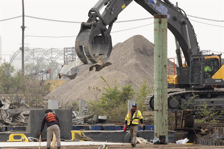 La Guardia Costera de Estados Unidos abrió este viernes un tercer canal temporal alternativo en el río Patapsco que proporcionará acceso limitado al puerto de Baltimore para embarcaciones comerciales. EFE