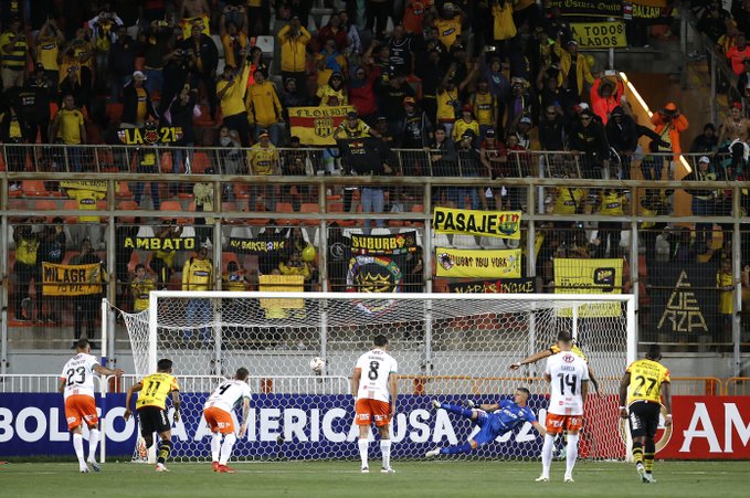 Francisco Fydriszewski anotó de penal para el empate de Barcelona ante Cobresal. Foto: Copa Libertadores.