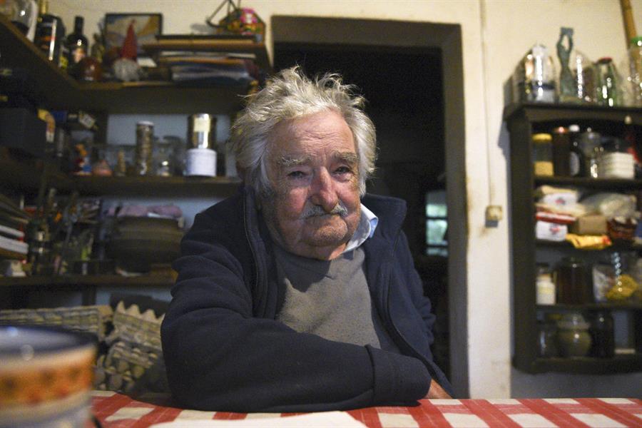 El expresidente anunció este lunes que tiene un tumor en el esófago. EFE