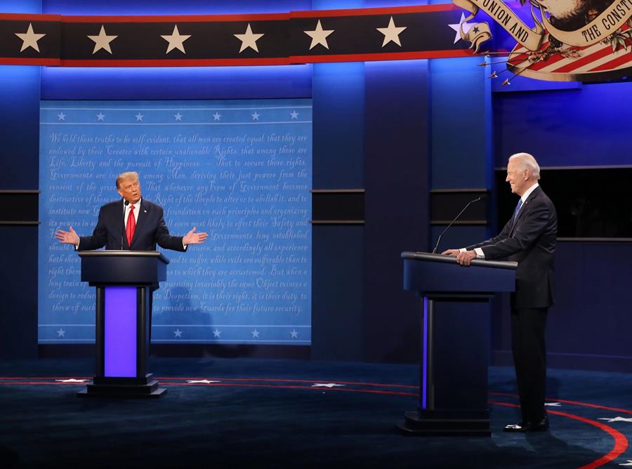 Las cinco mayores cadenas de televisión de Estados Unidos preparan una carta conjunta para pedir al presidente estadounidense, Joe Biden, y al virtual candidato presidencial republicano Donald Trump que participen en debates televisados, ante la especulaciones de que en este año electoral no lleguen a un acuerdo para celebrar este tradicional cara a cara. CNN, ABC, NBC, CBS y Fox News solicitan que la campaña presidencial que conduce a la elección en noviembre, tenga este año esos debates que han sido parte de la tradición de Estados Unidos en todos los ciclos electorales desde 1976. EFE