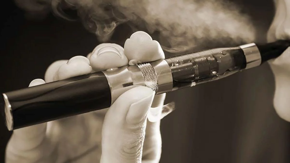 Los productos electrónicos de nicotina, como los cigarrillos electrónicos, los vapeadores o las pipas electrónicas, suministran nicotina en forma de aerosol sin combustión