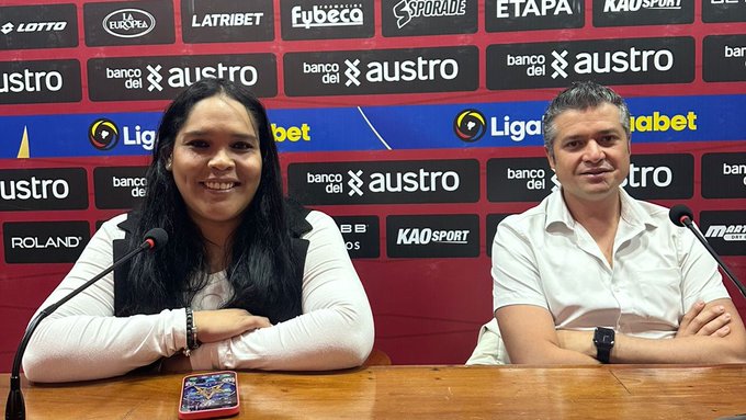 Nataly Villavicencio junto a Paulo Coellar en rueda de prensa de Deportivo Cuenca.