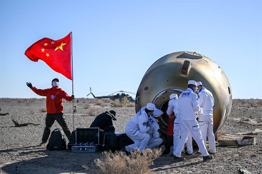 Los tres astronautas de la misión Shenzhou-17 regresaron este martes de manera segura al centro de aterrizaje Dongfeng en el desierto de Gobi, en la provincia septentrional china de Mongolia Interior, tras pasar seis meses en la estación espacial china, la Tiangong.