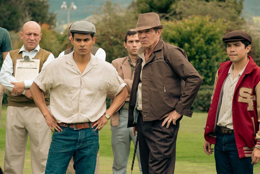 Fotografía sin fecha cedida por Anita Gallón, que muestra al actor Dennis Quaid (c-d) durante una escena de la película 'The Long Game'. El actor Dennis Quaid recuerda haber sido testigo de la segregación racial que existía en Estados Unidos cuando era un niño. Ahora espera que revivir una historia real de dicha época en la cinta 'The Long Game' ayude a reflexionar sobre "el largo camino" que aún queda por recorrer para terminar con las injusticias. EFE