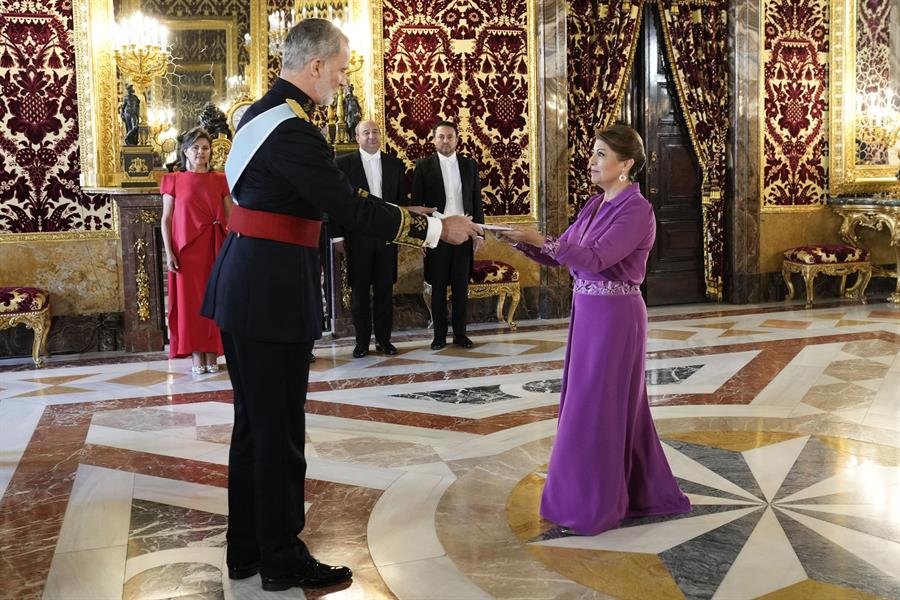 El rey Felipe VI recibe las cartas credenciales de la nueva embajadora de Ecuador, Wilma Piedad Andrade Muñoz, este lunes en el Palacio Real de Madrid.