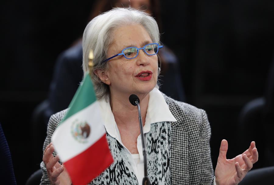 La embajadora de México en Ecuador, Raquel Serur habla durante una conferencia de prensa este domingo en el Aeropuerto Internacional de la Ciudad de México (México). México acudirá el lunes a la Corte Internacional de Justicia para denunciar la responsabilidad de Ecuador por violaciones al Derecho Internacional, luego del asalto en la Embajada mexicana en Quito el viernes 5 de abril. EFE