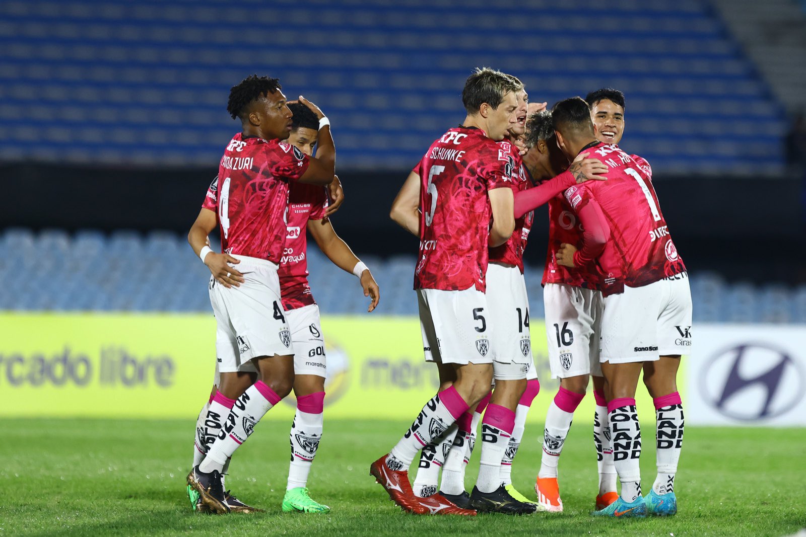 Jugadores de Independiente del Valle celebran gol ante Liverpool. Foto: Independiente del Valle