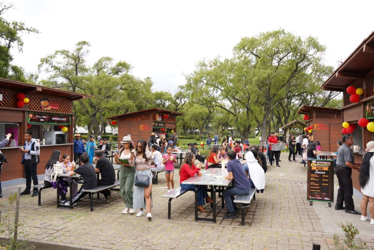 Un grupo de personas hizo uso del Patio de Comidas del Parque El Paraíso que fue reinaugurado el fin de semana.
