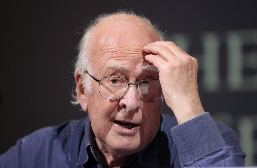 El profesor Peter Higgs durante la recepción del Premio Nobel de Física en una conferencia de prensa en la Universidad de Edimburgo, Escocia.