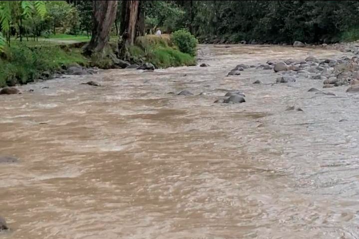 Caudal del río Tomebamba, tras las lluvias registradas la madrugada de este 19 de abril de 2024.