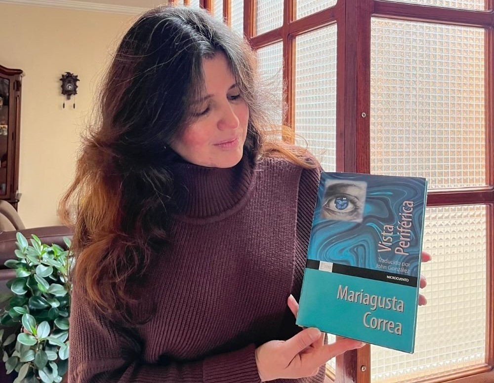 La escritora Mariagusta Correa, con su obra ‘Vista Periférica’.