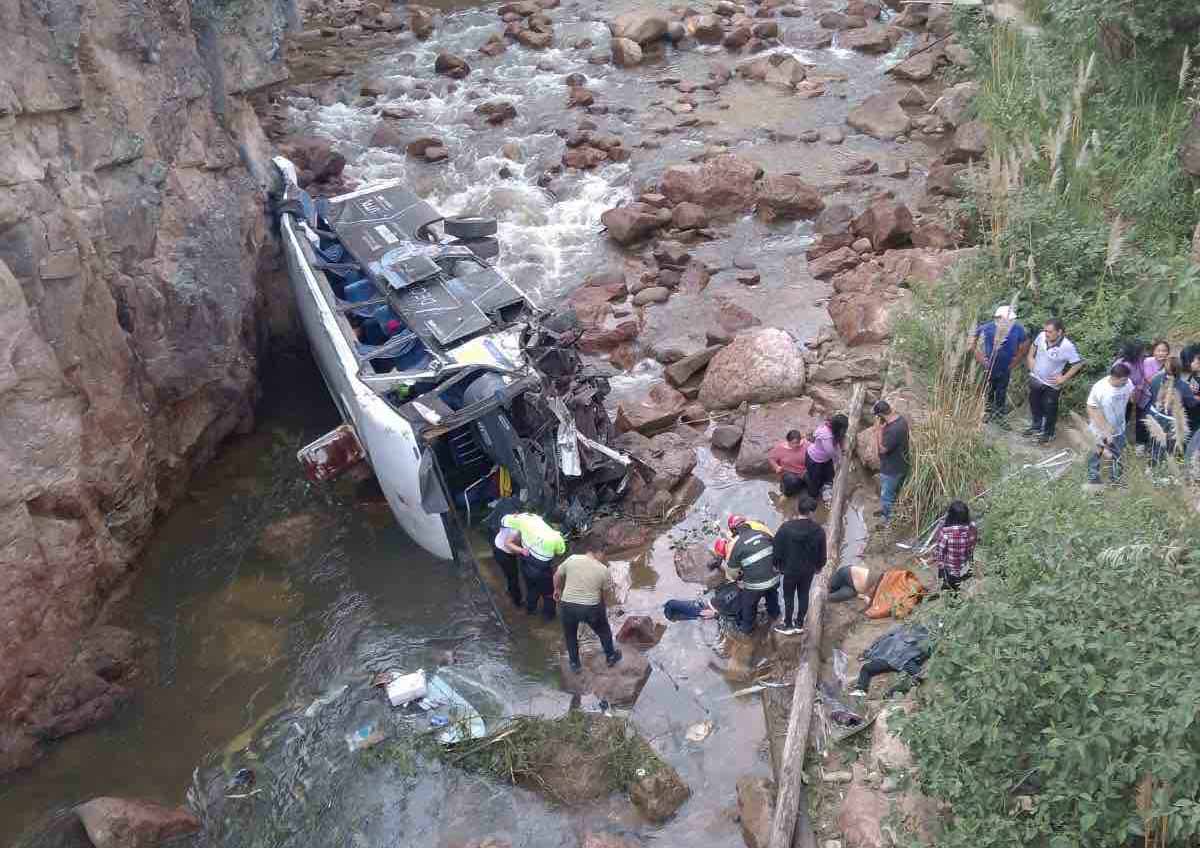 Alrededor de las 08:27 de este viernes se reportó la caída de un bus en el río San Felipe, en Oña, en el límite provincial de Azuay y Loja.