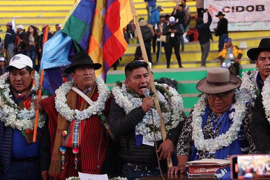 El nuevo presidente del Movimiento Al Socialismo, MAS, Grover Garcia (c), habla tras su elección en el décimo congreso del MAS este domingo, en el Alto (Bolivia). El expresidente de Bolivia Evo Morales (2006-2019) fue excluido de la nueva dirección nacional del oficialista Movimiento al Socialismo (MAS), la cual fue conformada este domingo en un congreso impulsado por los seguidores del Gobierno de Luis Arce, en la ciudad de El Alto. EFE