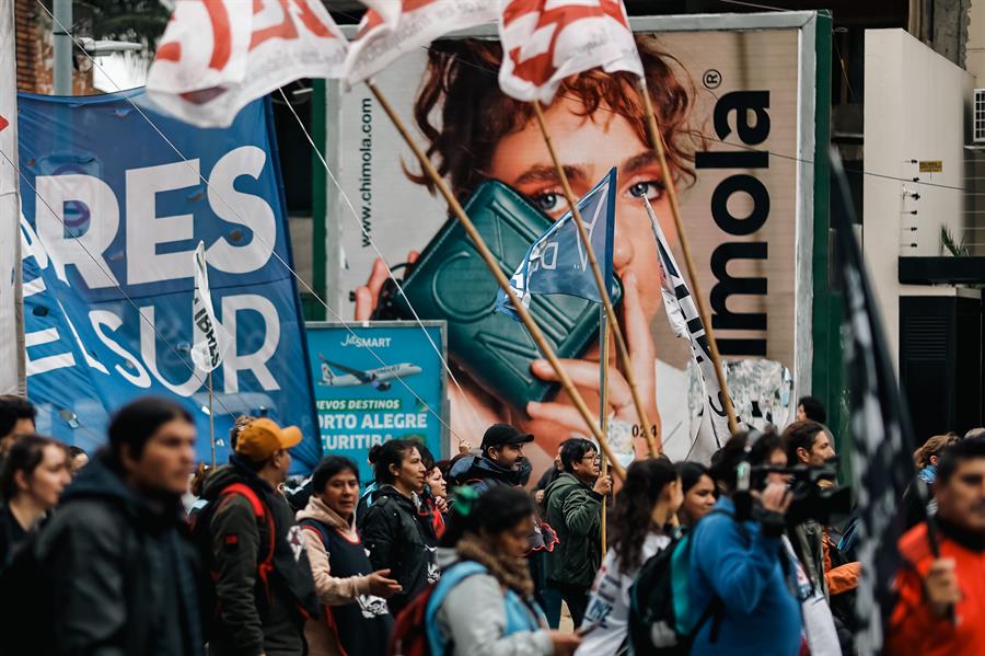 Manifestantes participan en una protesta convocada por la Unión de Trabajadores de la Economía Social (UTEP) este martes en Vicente López, Buenos Aires (Argentina). Los manifestantes bloqueron los accesos a Buenos Aires en protesta por el ajuste económico del Ejecutivo de Javier Milei. EFE